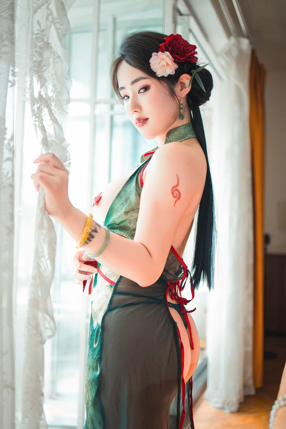 钛合金TiTi - 绿色旗袍 [82P,1V-687MB] tg@simisebaisi 【丝足阁】045.webp